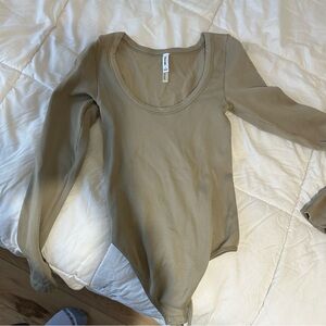 Aritzia ribbed seamlesss scoop neck long sleeve bodysuit